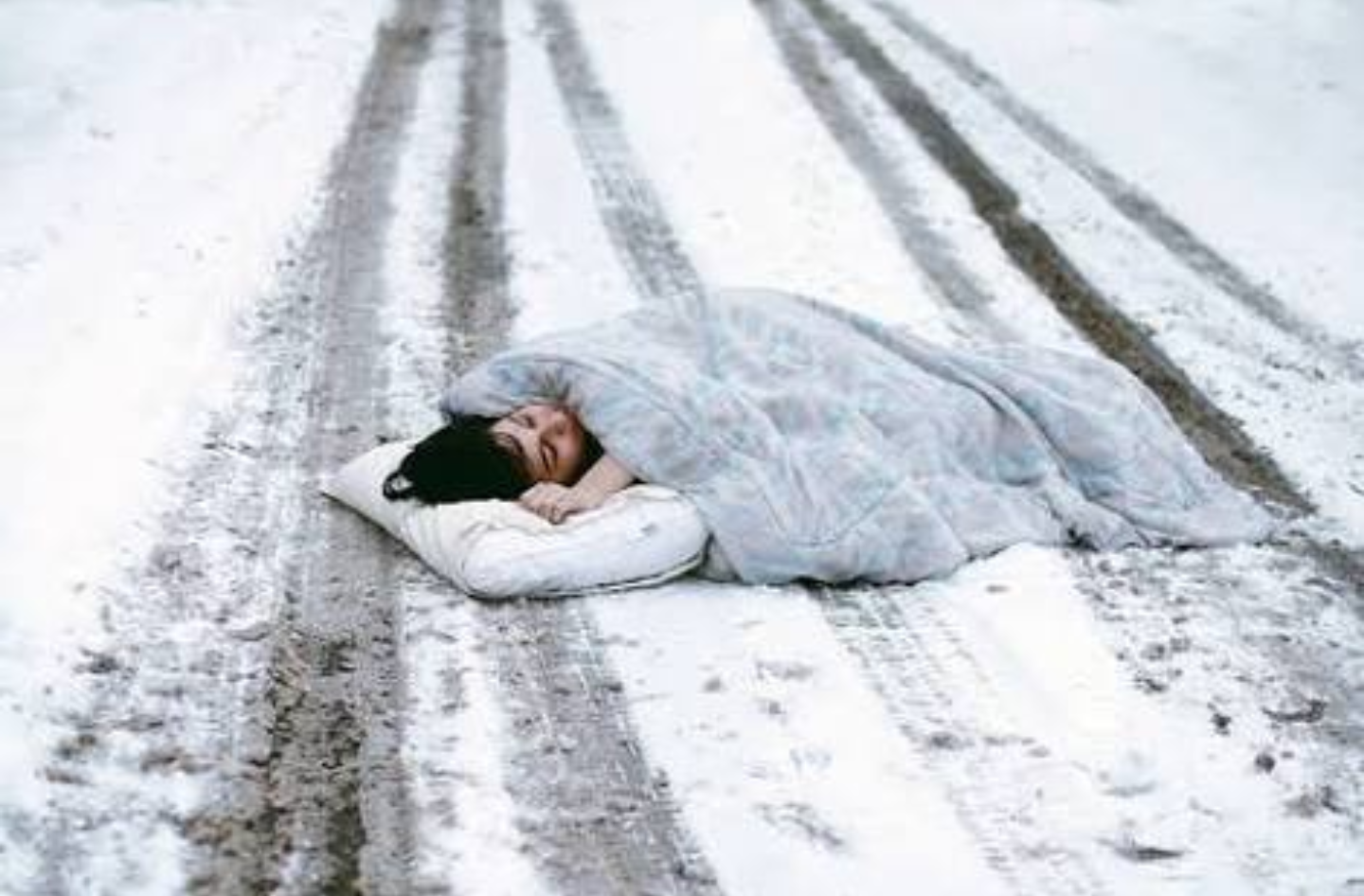 Street sleeping. Спать на снегу. Снег лежит. Спать сон.