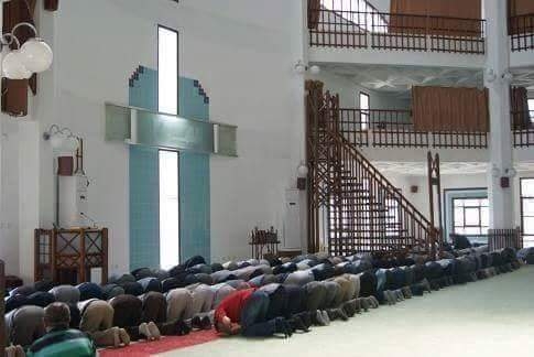 haç önünde namaz kılan müslümanlar