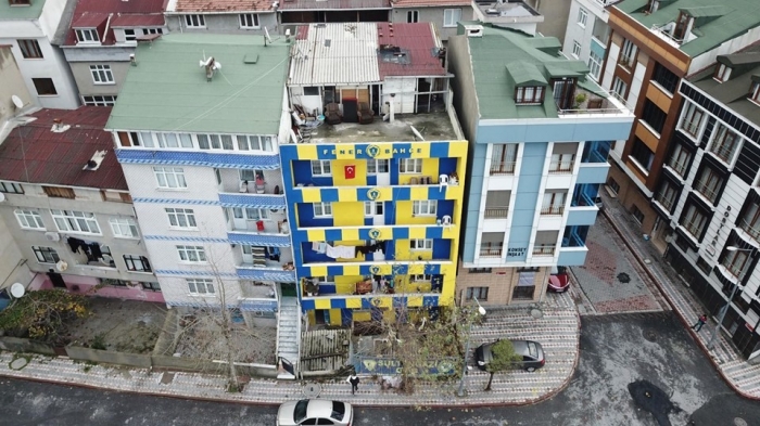 apartmanı sarı laciverte boyayan adam