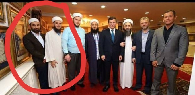 davutoğlu nun yanında birbirine dayayan sofiler