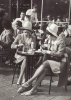 1960 larda cafede oturan laik kadınlar