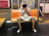 metroda bacağını ayırarak oturan bayan
