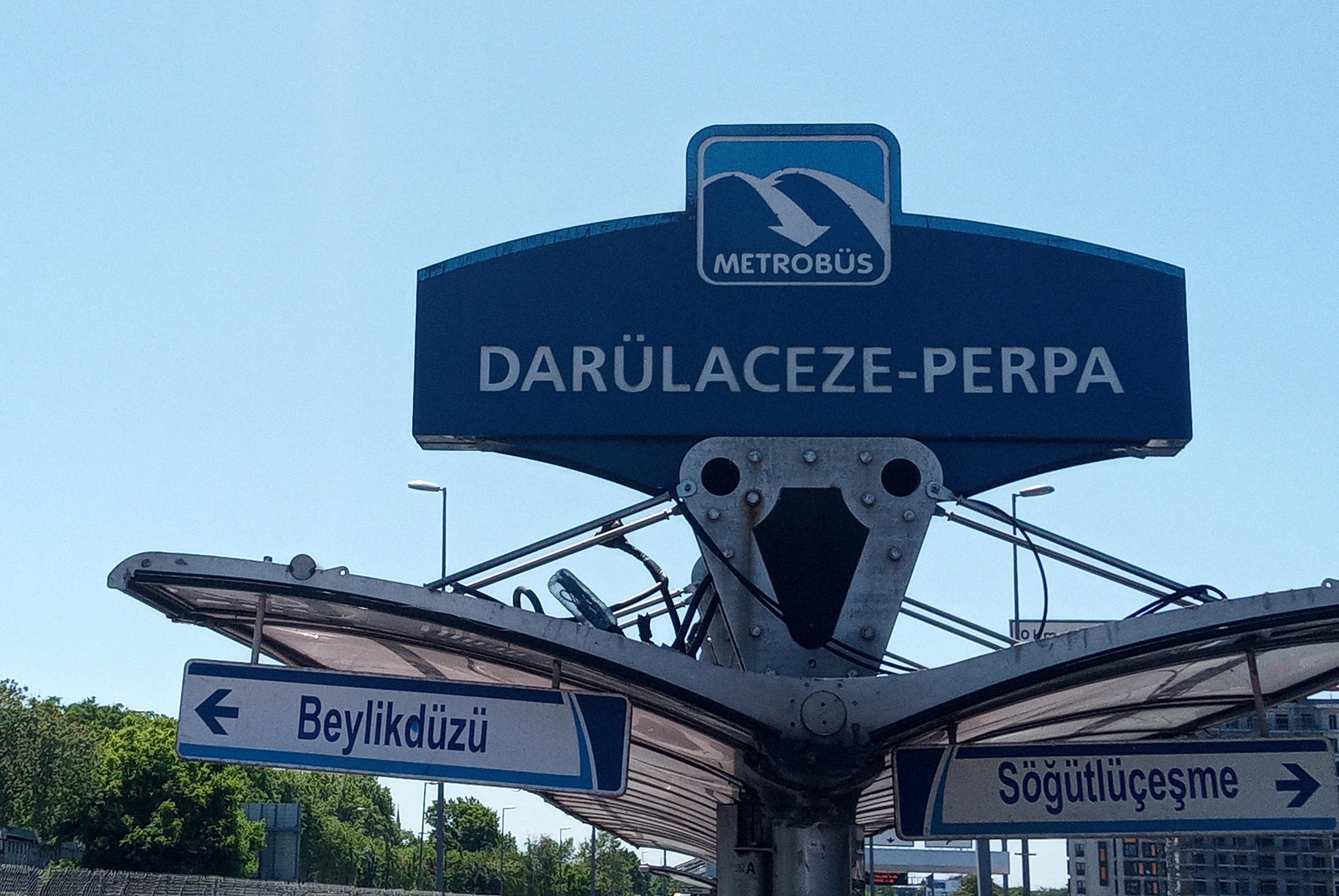 Darülaceze Perpa Metrobüs Durağı 2232027 Uludağ Sözlük Galeri 9932