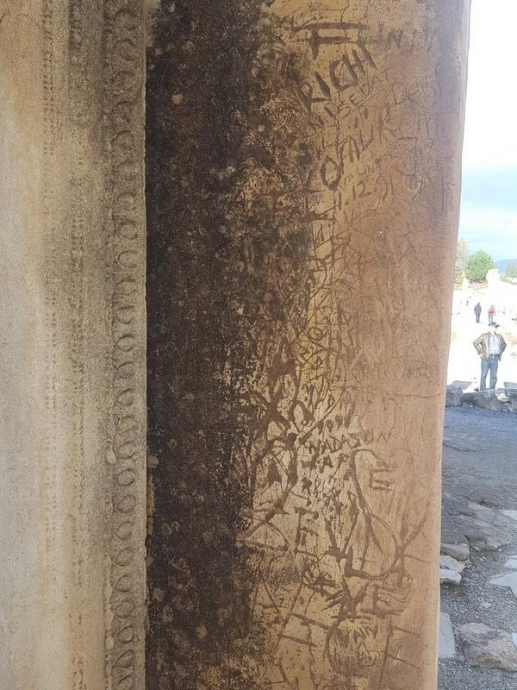 efes celsus kütüphanesine yazı yazan vandallar