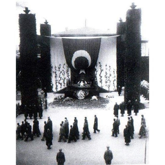 atatürk ün cenazesi için kendini feda eden alman