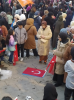 türk bayrağını yere serip namaz kılan kadın