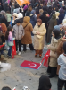 türk bayrağını yere serip namaz kılan kadın / #2351139