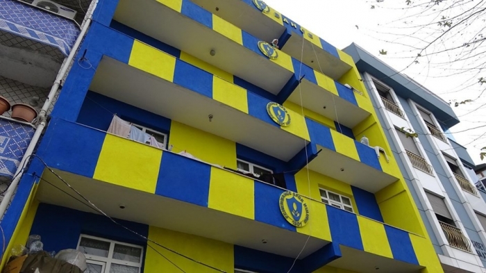 apartmanı sarı laciverte boyayan adam
