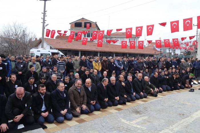 şehit cenazesinde gülen vekil ve il başkanı