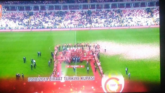 galatasaray kupa seremonisinin penise benzemesi