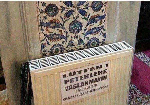 tarihi çinilerin üzerine radyatör monte etmek