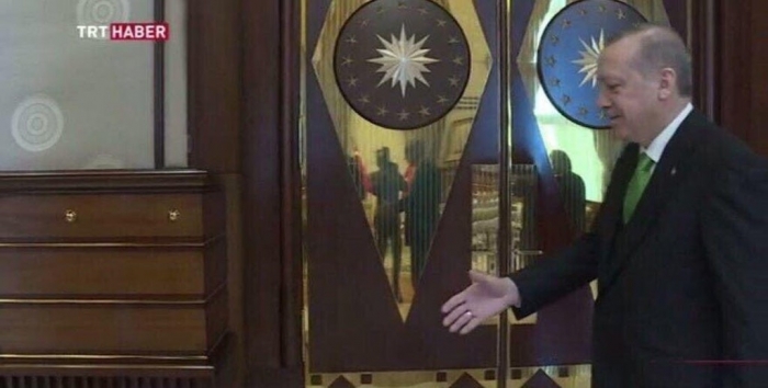 rte nin üniversite arkadaşı ile tokalaşma fotosu