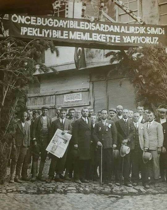 eski türkiye de 1930 yılında asılan pankart