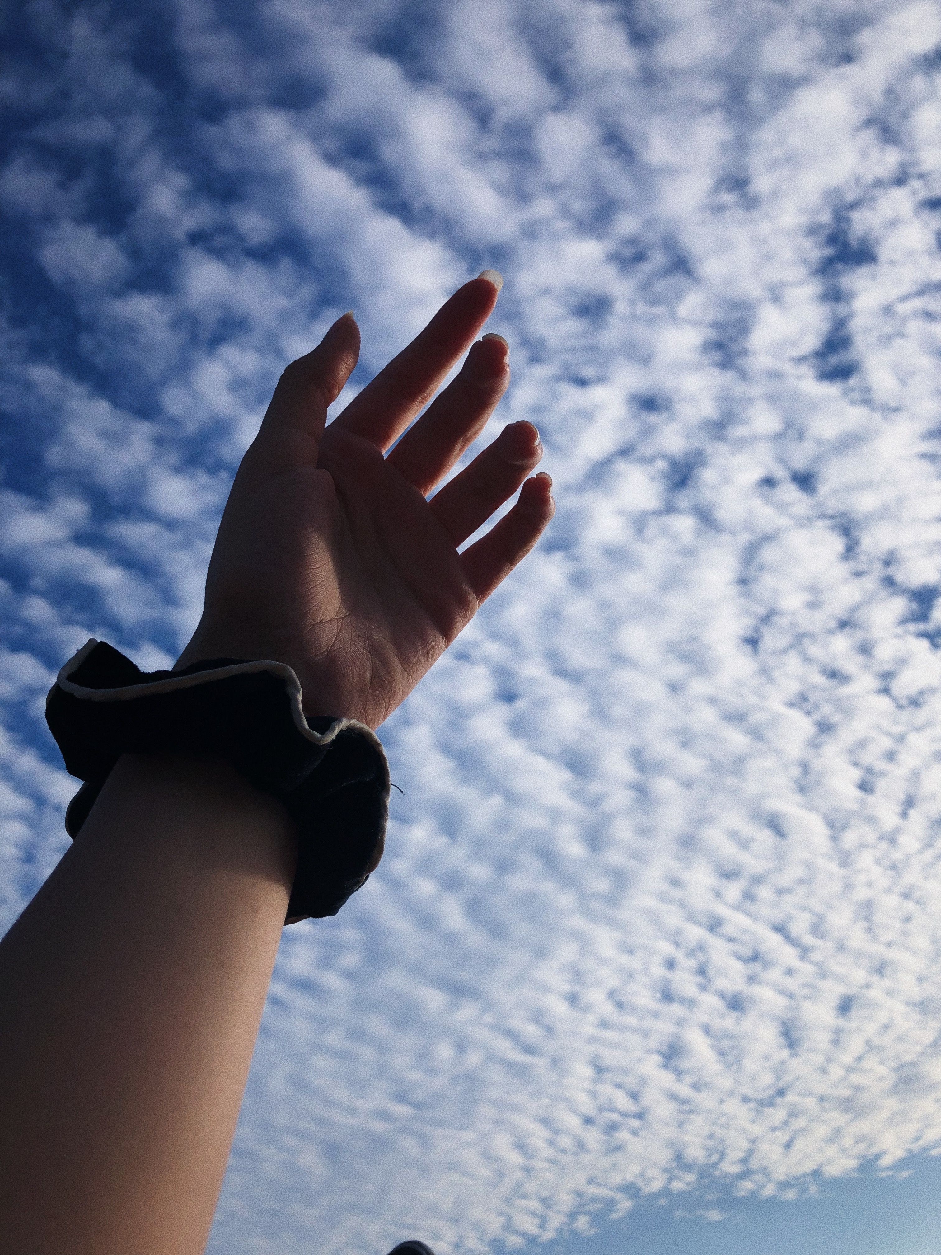 Sky hand. Эстетика обои небо и руки. Обои руки на небе. Обои рука на фоне неба. Hand and iphone aesthetic.
